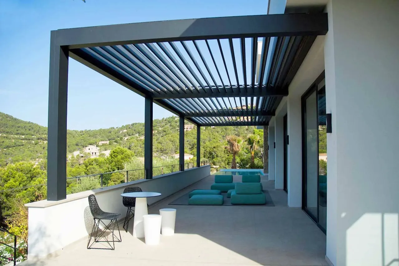 Toldo extensible en terraza soleada
