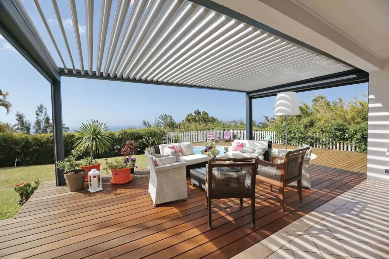 Bioclimatic pergola attached to home
