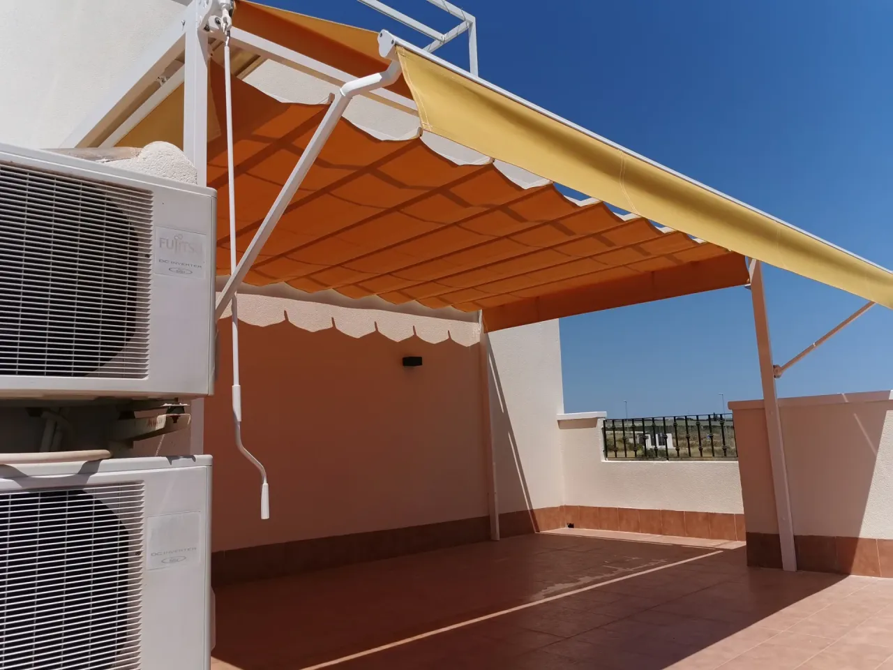 Pérgola bioclimática de restaurante de noche