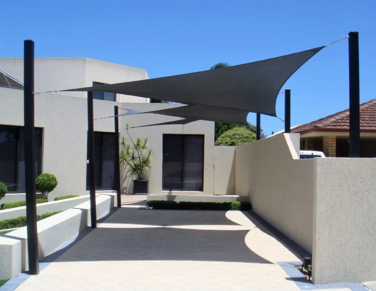 Vela de sombra tensada en jardín